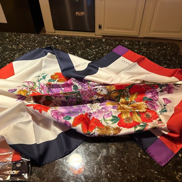 GUCCI Silk 100% Scarf MultiColor - Picture 3 of 3